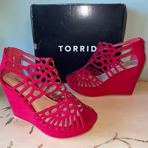Torrid Red Faux Suede Circle Cutout Platform Wedge Shoes EUC